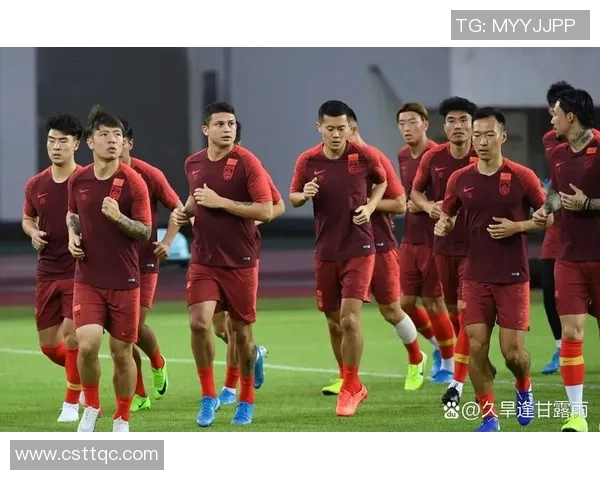 足球明星咬指甲瞬间捕捉展现紧张情绪与比赛压力的真实写照